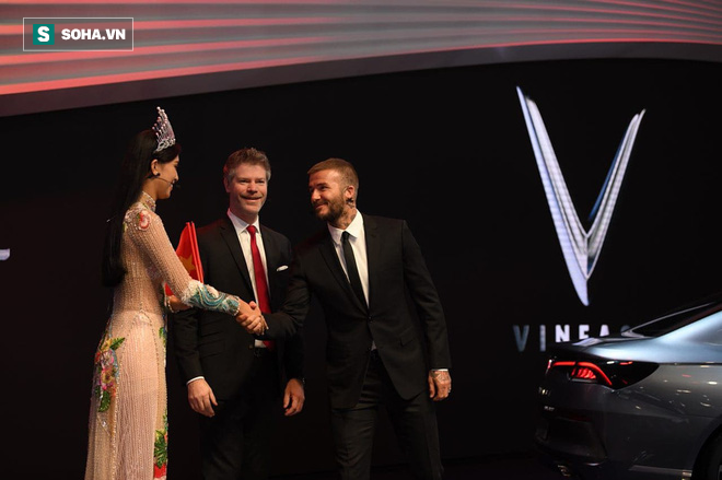 Hoa hậu Trần Tiểu Vy rạng rỡ sánh đôi bên David Beckham trên sân khấu ra mắt xe hơi VINFAST - Ảnh 7.