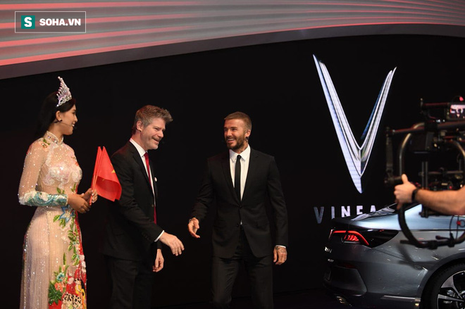 Hoa hậu Trần Tiểu Vy rạng rỡ sánh đôi bên David Beckham trên sân khấu ra mắt xe hơi VINFAST - Ảnh 6.