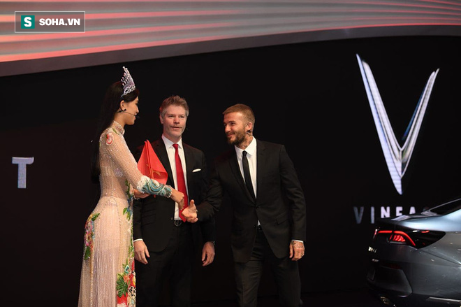 Hoa hậu Trần Tiểu Vy rạng rỡ sánh đôi bên David Beckham trên sân khấu ra mắt xe hơi VINFAST - Ảnh 8.