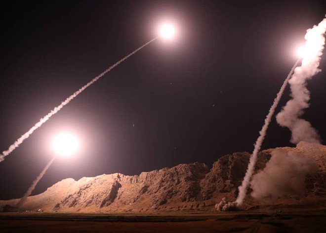 Iran in khẩu hiệu đe dọa Mỹ, Israel lên loạt tên lửa nã xuống Syria - Ảnh 1.