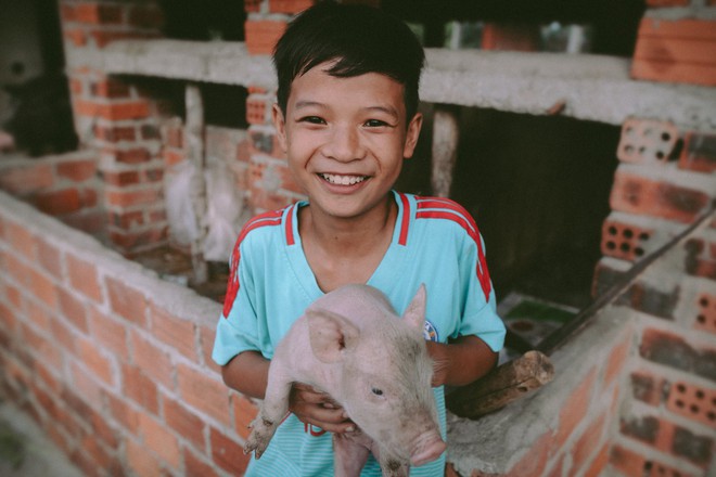 Bộ ảnh xúc động về cậu bé mồ côi ở Quảng Nam tự lập từ năm 12 tuổi, nuôi lợn để được đến trường - Ảnh 1.