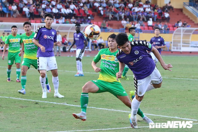 CLB Hà Nội tưng bừng nâng cúp vô địch V-League trong ngày chia tay sân Hàng Đẫy - Ảnh 2.