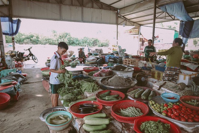 Bộ ảnh xúc động về cậu bé mồ côi ở Quảng Nam tự lập từ năm 12 tuổi, nuôi lợn để được đến trường - Ảnh 10.