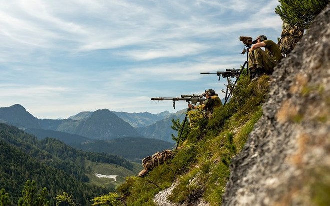 Cận cảnh lính bắn tỉa NATO tập luyện trên lưng chừng dãy Alps - Ảnh 1.