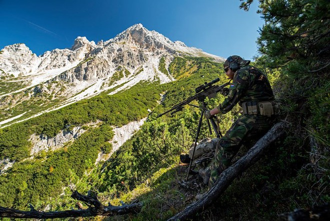 Cận cảnh lính bắn tỉa NATO tập luyện trên lưng chừng dãy Alps - Ảnh 3.