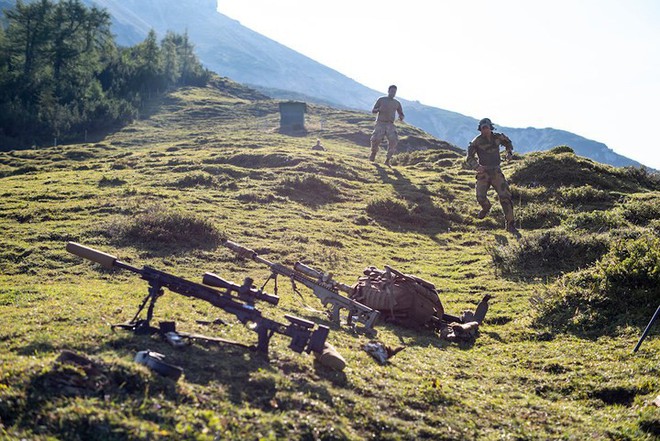 Cận cảnh lính bắn tỉa NATO tập luyện trên lưng chừng dãy Alps - Ảnh 4.