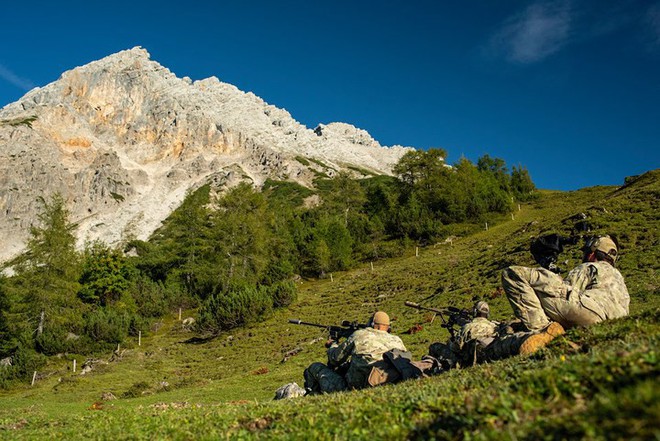 Cận cảnh lính bắn tỉa NATO tập luyện trên lưng chừng dãy Alps - Ảnh 5.