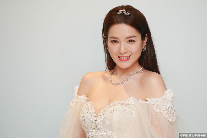 Hoa hậu ân ái trong ô tô tổ chức đám cưới đổi đời với đại gia Hong Kong, đeo nhẫn kim cương 5 tỷ trên tay - Ảnh 9.