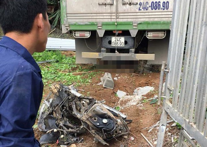 Ôtô tải tông vợ chồng đi xe máy tử vong rồi lao vào nhà dân ven đường - Ảnh 1.