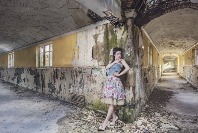 Cặp đôi nhiếp ảnh gia chỉ thích tới các tòa nhà bỏ hoang rùng rợn khắp Châu Âu để chụp ảnh cho nhau - Ảnh 1.