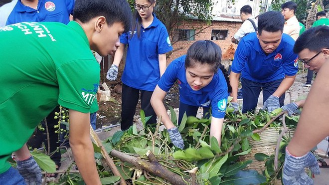 Bí thư Nguyễn Thiện Nhân cùng người dân xuống kênh dọn rác - Ảnh 1.