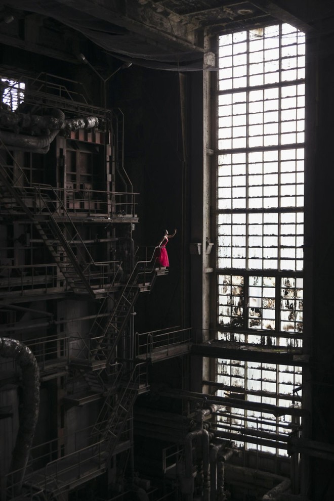 Cặp đôi nhiếp ảnh gia chỉ thích tới các tòa nhà bỏ hoang rùng rợn khắp Châu Âu để chụp ảnh cho nhau - Ảnh 12.