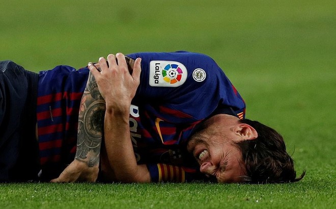 Sau 12 phút thiên tài, Messi dính chấn thương ghê rợn