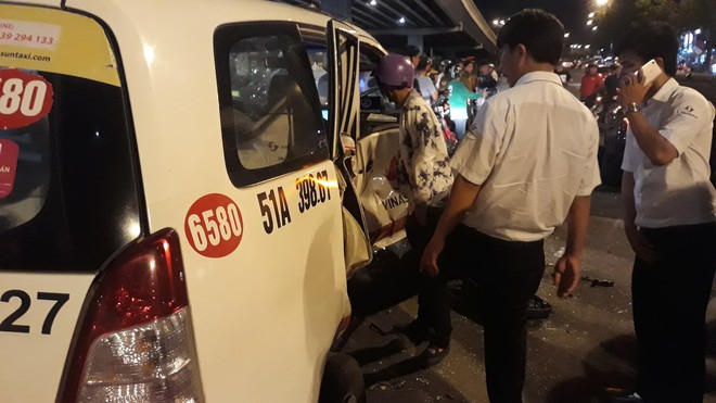 Cận cảnh hiện trường kinh hoàng  vụ ô tô BMW tông hàng loạt xe máy, taxi, nhiều người thương vong ở TP.HCM - Ảnh 6.