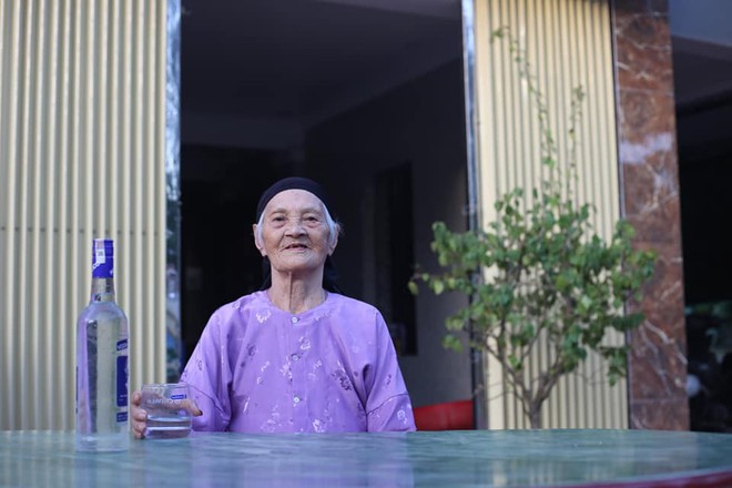 Cụ bà 93 tuổi với sở thích chụp ảnh, khiến người khác bật cười vì tấm hình hút thuốc lào - Ảnh 5.
