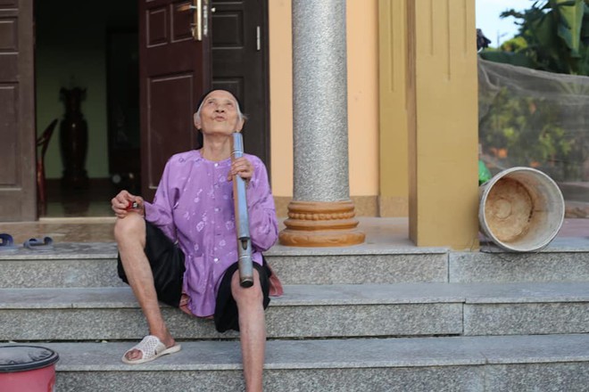 Cụ bà 93 tuổi với sở thích chụp ảnh, khiến người khác bật cười vì tấm hình hút thuốc lào - Ảnh 2.