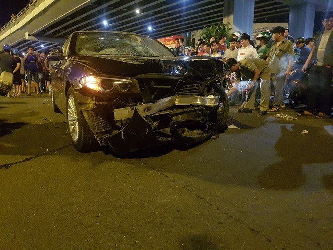 (NÓNG) Ô tô tông hàng loạt xe máy ở ngã tư Hàng Xanh, người bị thương nằm la liệt trên đường - Ảnh 3.