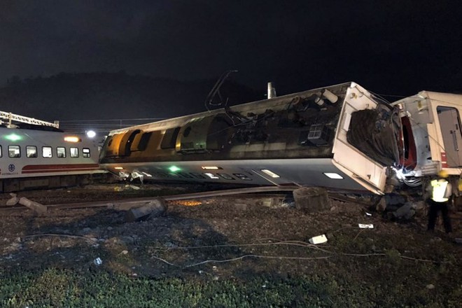 Hiện trường thảm khốc vụ tàu cao tốc trật bánh, lật nhào tại Đài Loan - Ảnh 1.