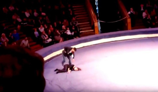 Video: Nữ diễn viên xiếc tuột tay, ngã từ độ cao hơn 6 mét khiến khán giả thót tim - Ảnh 3.