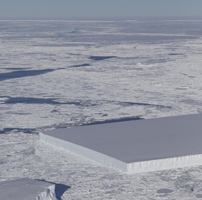 NASA công bố hình ảnh tảng băng trôi hình chữ nhật vuông thành sắc cạnh, xưa nay chưa nhìn thấy bao giờ - Ảnh 1.