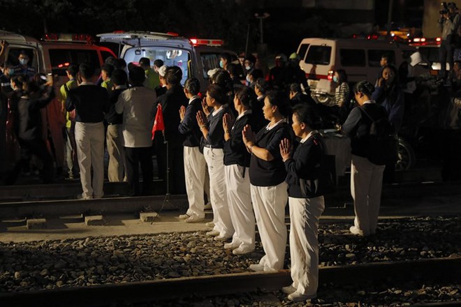 Hiện trường thảm khốc vụ tàu cao tốc trật bánh, lật nhào tại Đài Loan - Ảnh 2.