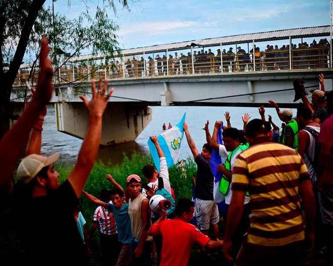 Những hình ảnh sốc về đoàn người tị nạn ùn ùn kéo tới biên giới Mỹ - Ảnh 4.