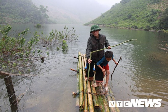 Thung lũng khô cằn đột ngột thành hồ nước và đàn ‘cá ma’ trong núi chui ra - Ảnh 2.