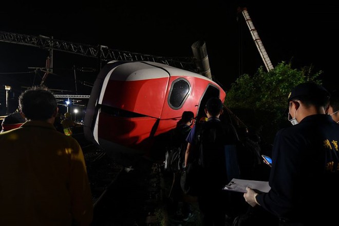 Hiện trường thảm khốc vụ tàu cao tốc trật bánh, lật nhào tại Đài Loan - Ảnh 6.