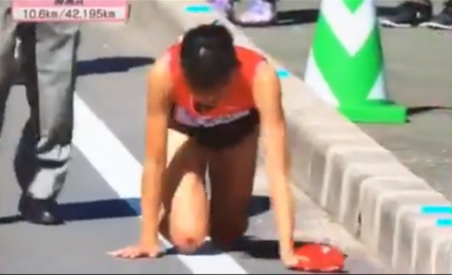 Nữ VĐV Nhật Bản bò 200m về đích đón tin chấn thương cực nặng - Ảnh 2.