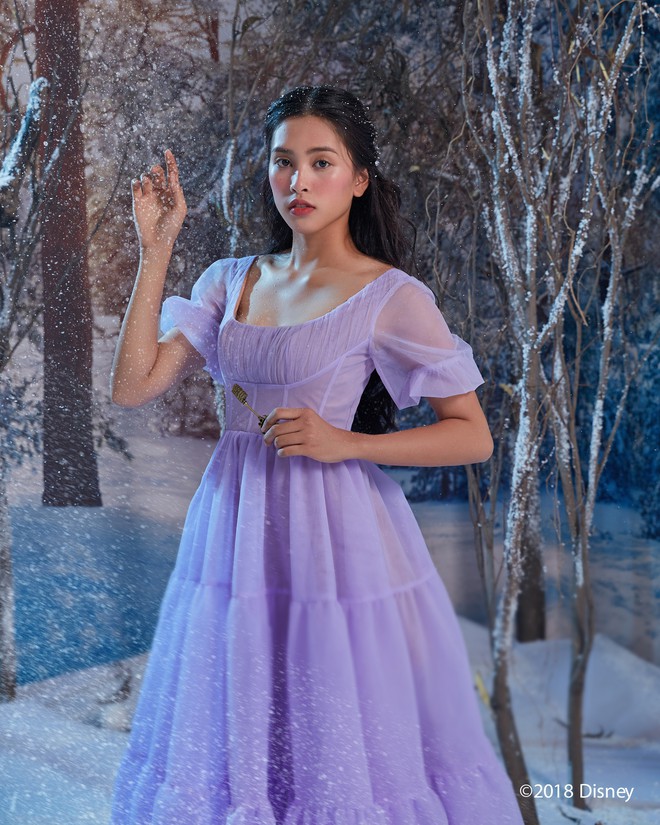 Hoa hậu Trần Tiểu Vy hóa thân thành công chúa Disney đẹp lộng lẫy - Ảnh 1.