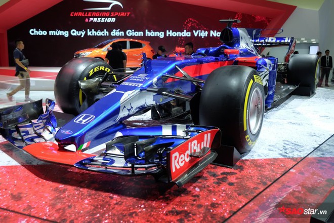 Chiêm ngưỡng xe đua F1 siêu đẹp của đội đua Red Bull Toro Rosso Honda tại VMS 2018 - Ảnh 2.