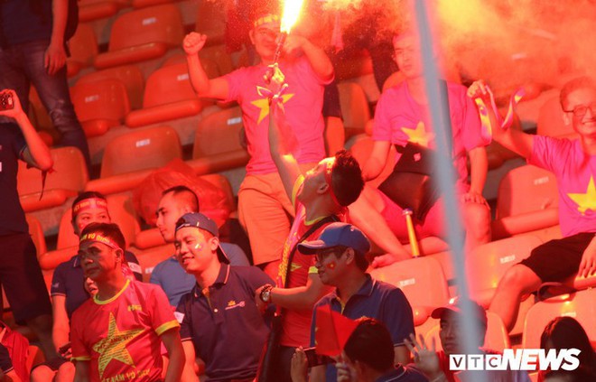 Tuyển Việt Nam sẽ phải đá sân trung lập tại AFF Cup 2018 nếu để CĐV đốt pháo sáng - Ảnh 2.
