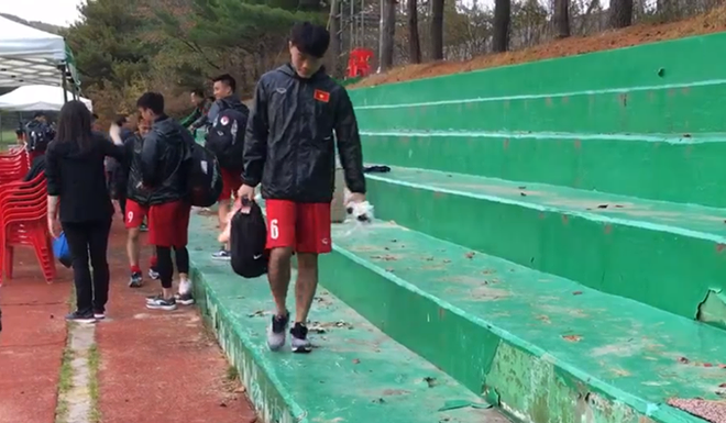 Xuân Trường, Văn Toàn đi nhặt rác sau trận ĐTVN thắng FC Seoul - Ảnh 1.