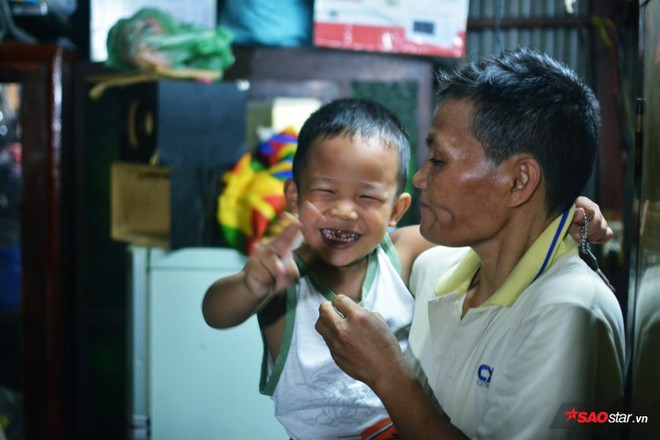 Cậu bé hôn mẹ trên chiếc xe chở đầy ve chai gây bão mạng: Thằng Thịnh đã có nhà, mẹ sẽ dựng quán nước kiếm tiền cho 2 anh em đến trường - Ảnh 3.