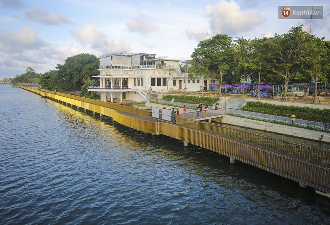 Cầu đi bộ lát gỗ lim 64 tỷ trên sông Hương trở thành địa điểm hot nhất ở Huế dù chưa khánh thành - Ảnh 5.