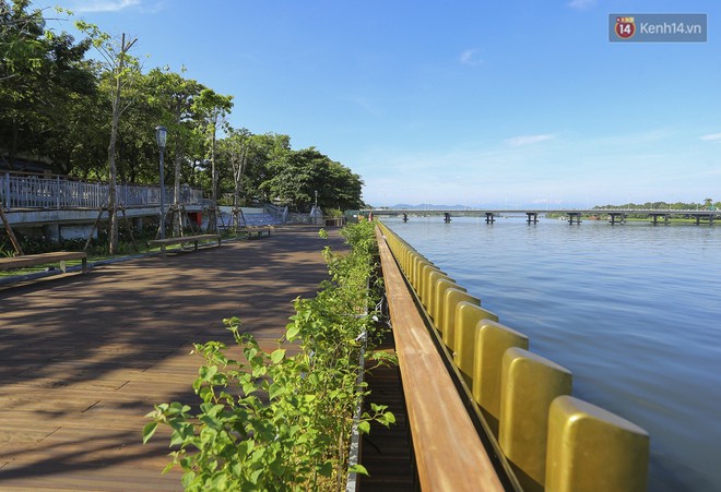 Cầu đi bộ lát gỗ lim 64 tỷ trên sông Hương trở thành địa điểm hot nhất ở Huế dù chưa khánh thành - Ảnh 7.