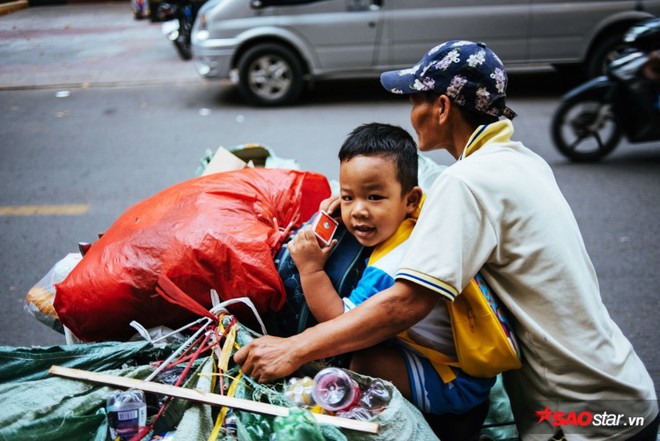 Cậu bé hôn mẹ trên chiếc xe chở đầy ve chai gây bão mạng: Thằng Thịnh đã có nhà, mẹ sẽ dựng quán nước kiếm tiền cho 2 anh em đến trường - Ảnh 8.