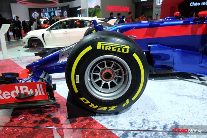 Chiêm ngưỡng xe đua F1 siêu đẹp của đội đua Red Bull Toro Rosso Honda tại VMS 2018 - Ảnh 8.