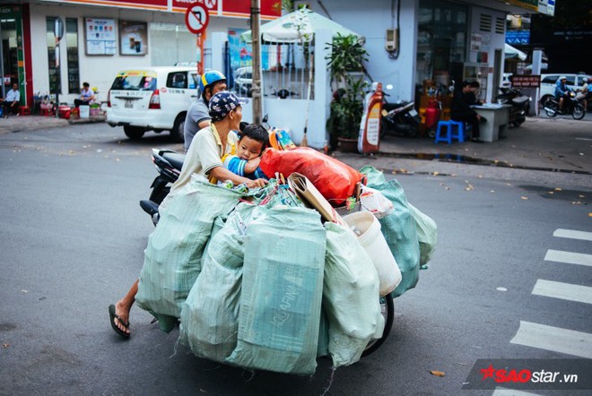 Cậu bé hôn mẹ trên chiếc xe chở đầy ve chai gây bão mạng: Thằng Thịnh đã có nhà, mẹ sẽ dựng quán nước kiếm tiền cho 2 anh em đến trường - Ảnh 9.