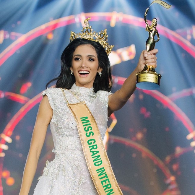 Hoa hậu ngất xỉu khi đăng quang: Là nữ luật sư kiêm đầu bếp nóng bỏng nhất Paraguay - Ảnh 1.