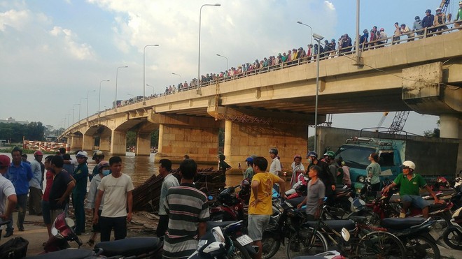 Thi thể nam thanh niên đang phân hủy trôi trên sông Sài Gòn - Ảnh 1.