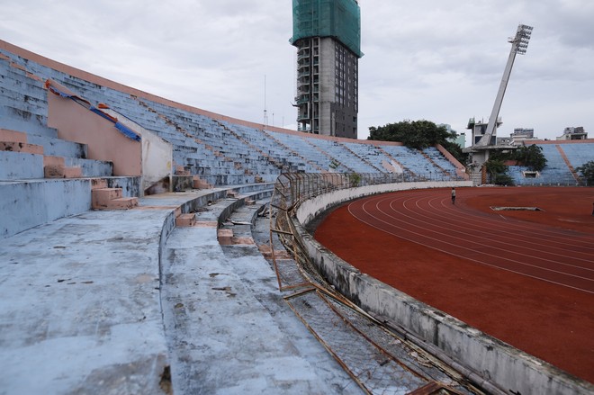 Cảnh hoang phế bên trong sân vận động Chi Lăng sau 8 năm được gả cho Phạm Công Danh - Ảnh 6.