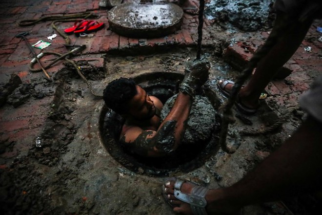 Cận cảnh công việc của các công nhân ngụp lặn trong ống thải ở Ấn Độ - Ảnh 2.