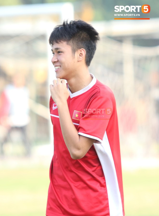 Phát hiện thêm một hot boy U19 sở hữu nụ cười ngọt ngào, từng được ví tài năng như Văn Toàn  - Ảnh 1.