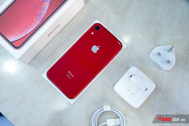 Cận cảnh iPhone Xr đầu tiên vừa về Việt Nam, giá 23,9 triệu đồng - Ảnh 1.