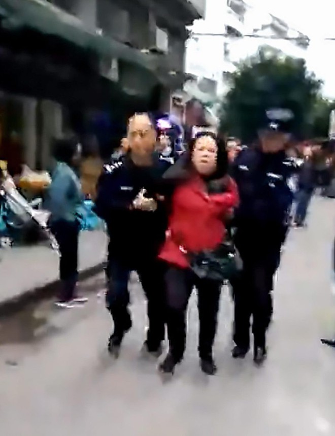 Trung Quốc: Người phụ nữ loạn trí cầm dao chặt thịt tấn công trường mẫu giáo, ít nhất 14 học sinh bị thương - Ảnh 7.
