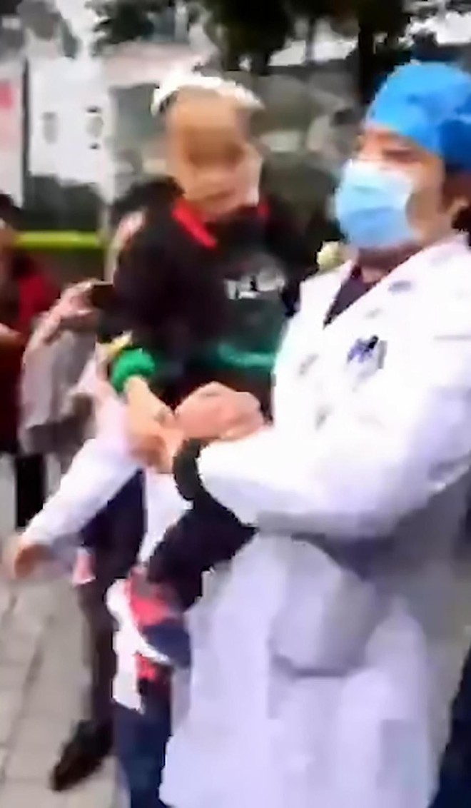 Trung Quốc: Người phụ nữ loạn trí cầm dao chặt thịt tấn công trường mẫu giáo, ít nhất 14 học sinh bị thương - Ảnh 4.