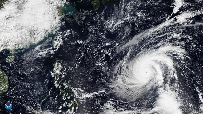 Siêu bão mạnh nhất năm 2018 tiếp tục tiến về Đông Nam Á: Hình ảnh dữ dội từ vệ tinh NASA - Ảnh 2.