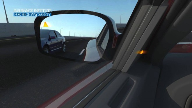 4 điểm mù rất dễ gây tai nạn mà tài xế nào cũng phải biết - Ảnh 2.