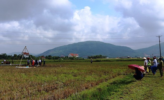 Hiện trường vụ điện giật chết 4 người dựng cột viễn thông - Ảnh 2.